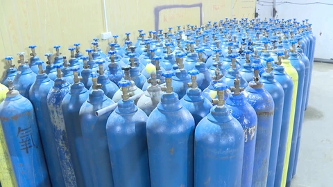 Thủ đoạn tinh vi của nhóm sản xuất, mua bán hàng chục tấn ‘khí cười’ vừa bị công an triệt phá - Ảnh 4.