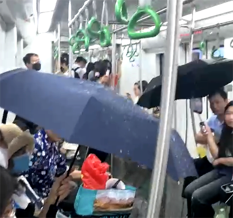 Hà Nội Metro xin lỗi vì khách đi tàu điện Cát Linh - Hà Đông phải che ô vì nước chảy - Ảnh 1.