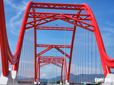 Cận cảnh cầu vòm thép rất đẹp nối đôi bờ sông Trà Khúc - Ảnh 3.
