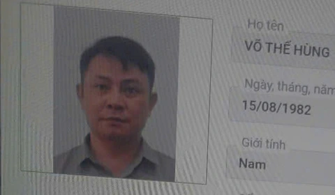 Hàng chục người truy lùng nghi phạm đâm hàng xóm tử vong rồi bỏ trốn - Ảnh 1.