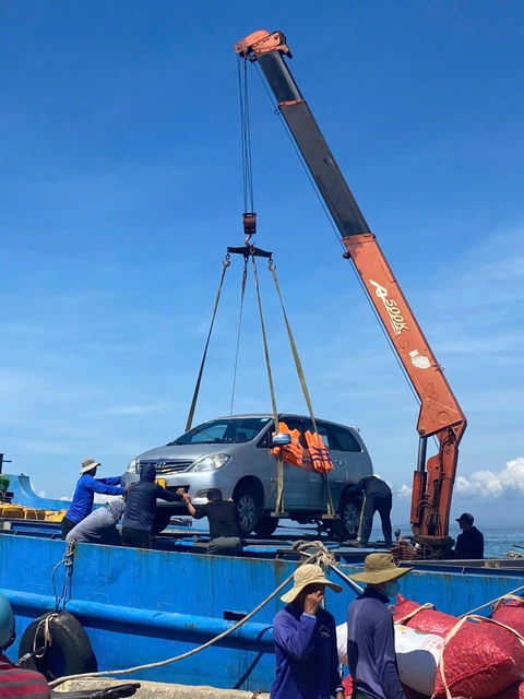 Dân Lý Sơn thuê tàu chở ô tô vượt biển vào đất liền đăng kiểm - Ảnh 1.