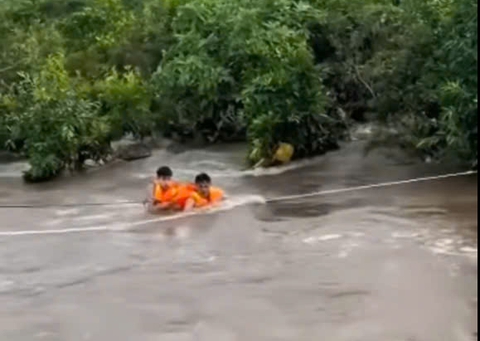 lũ cuốn - Ảnh 2.