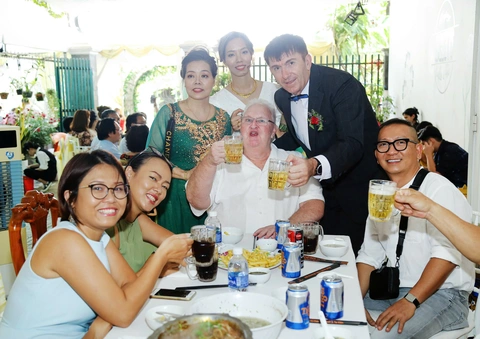 Rể Tây kể chuyện cưới vợ Việt, nghe đến đâu 'thương' đến đó - Ảnh 2.