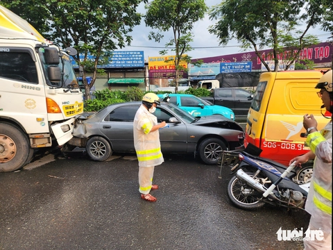 tai nạn xe tải - Ảnh 2.