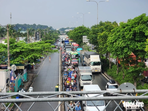Xe tải gây tai nạn liên hoàn, đôi nam nữ đi xe máy tử vong trước chợ đầu mối Thủ Đức - Ảnh 4.