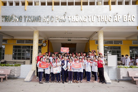 Học sinh Tây Nam Bộ nhận học bổng lên đến 100% từ UEF - Ảnh 2.