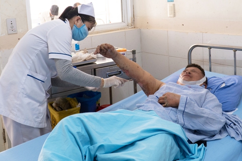 Sức khỏe của các nạn nhân sau vụ nổ ở nhà máy nam châm ra sao? - Ảnh 1.