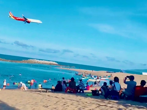 'Tọa độ' hút du khách săn ảnh máy bay cất, hạ cánh ở Phú Yên - Ảnh 1.