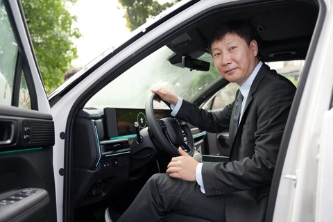 HLV Kim Sang Sik nhận Hyundai Santa Fe bản đắt nhất tại Việt Nam - Ảnh 2.