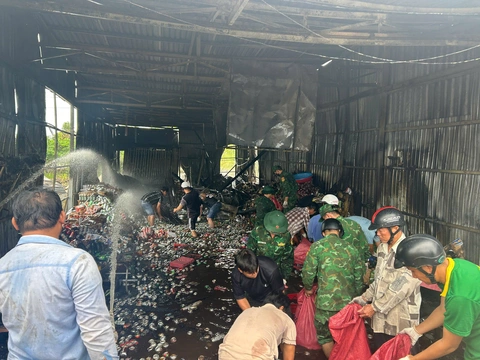 Cháy đại lý bia ở Cà Mau - Ảnh 1.