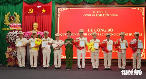 Công an Tiền Giang tổ chức lễ nghỉ hưu trước tuổi cho 121 cán bộ, chỉ huy - Ảnh 3.
