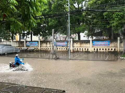 'Quả cầu nước khổng lồ' đang gây mưa to ở nhiều tỉnh Bắc bộ - Ảnh 3. mưa to - Ảnh 2.