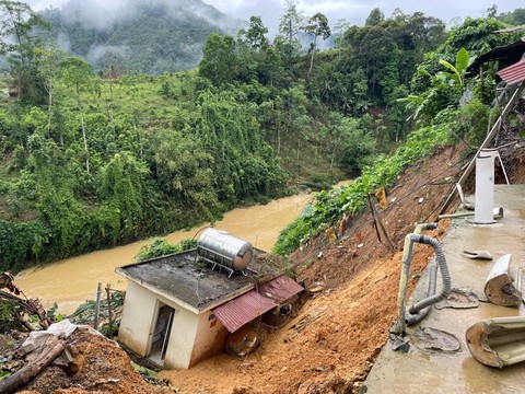 Phố xá Tuyên Quang ngập lút bánh xe sau cơn mưa lớn, miền Bắc mưa to nhiều nơi - Ảnh 6.