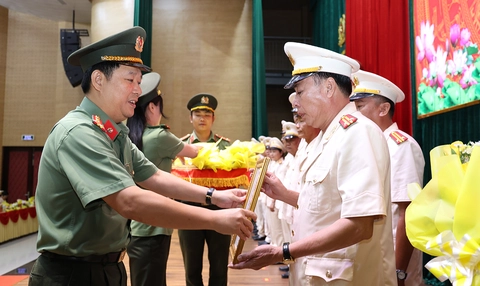 Công an An Giang trao quyết định nghỉ hưu cho 68 cán bộ, lãnh đạo - Ảnh 1.