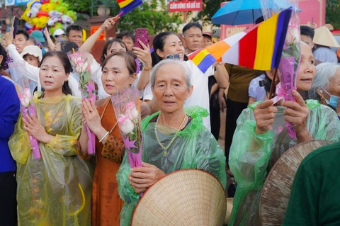 Hàng nghìn người 'đội mưa' đón xá lợi Đức Phật về chùa Phúc Sơn - Ảnh 5. xá lợi - Ảnh 6.