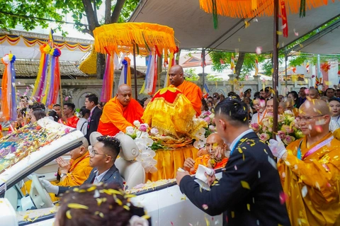 Hàng nghìn người 'đội mưa' đón xá lợi Đức Phật về chùa Phúc Sơn - Ảnh 2. xá lợi - Ảnh 2.
