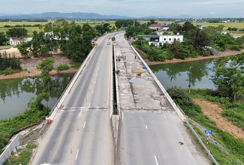 Đẩy nhanh sửa chữa cầu hư hỏng phải chèn ván gỗ trên quốc lộ 1 - Ảnh 2.