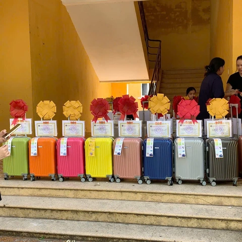 Học sinh giỏi, xuất sắc lớp 12 của một trường ở Quảng Nam được tặng vali du lịch - Ảnh 1.