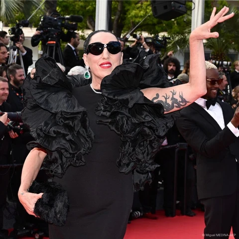 Elle Fanning, Cate Blanchett và dàn sao đổ bộ thảm đỏ bế mạc Cannes 2025 - Ảnh 7. Cannes - Ảnh 7.