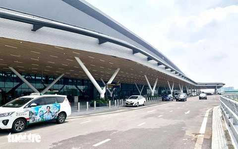 Cách đi nhà ga T3 Tân Sơn Nhất không bị 'lạc lối', nơi gửi xe, đón taxi... - Ảnh 1.