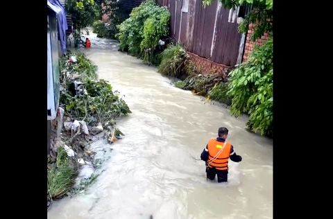 Mưa lớn ở Biên Hòa, bé gái 10 tuổi nghi bị cuốn trôi, cứu hộ đang khẩn trương tìm kiếm - Ảnh 2. nước cuốn trôi - Ảnh 2.
