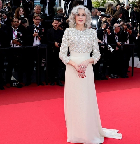 Elle Fanning, Cate Blanchett và dàn sao đổ bộ thảm đỏ bế mạc Cannes 2025 - Ảnh 8. Cannes - Ảnh 8.