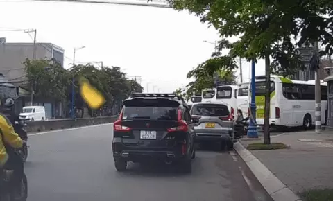 mở cửa xe - Ảnh 1.