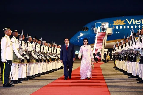 Thủ tướng Phạm Minh Chính tới Kuala Lumpur, bắt đầu thăm Malaysia và dự các Hội nghị cấp cao - Ảnh 2. Malaysia chào đón Thủ tướng Phạm Minh Chính, bắt đầu chuyến thăm và dự các hội nghị cấp cao - Ảnh 2.