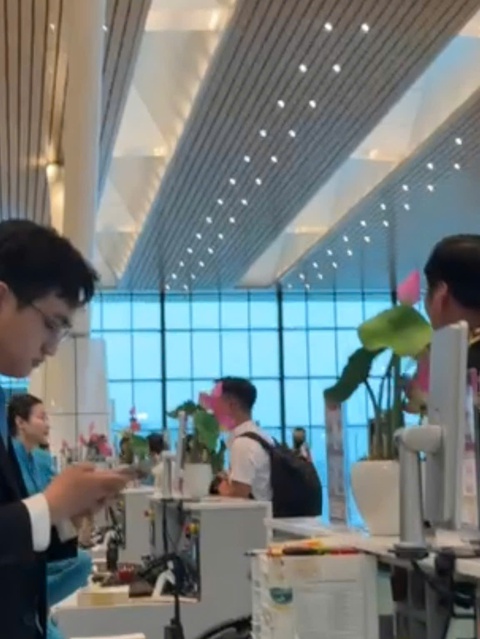 Nhà ga T3 Tân Sơn Nhất lại dột trong mưa làm khách bối rối, nhà thầu nói 'không phải dột' - Ảnh 1.