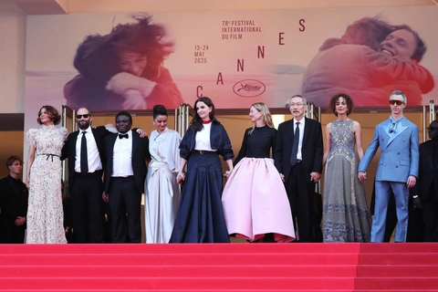 Elle Fanning, Cate Blanchett và dàn sao đổ bộ thảm đỏ bế mạc Cannes 2025 - Ảnh 1. Cannes - Ảnh 1.