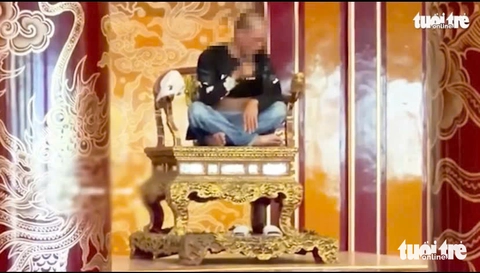 Ngai vàng triều Nguyễn bị du khách bẻ gãy: Sao bảo vật quốc gia mà quản lý lỏng lẻo vậy? - Ảnh 1.