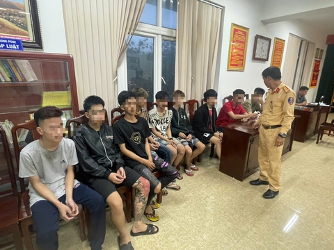 Mang dao, súng ná cao su tụ tập đi ‘cháy phố’, nhóm thiếu niên bị công an triệu tập - Ảnh 1.