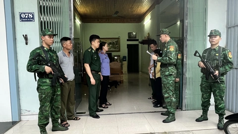 Bắt 4 phụ nữ giấu tiền trong người mang sang Trung Quốc - Ảnh 3.