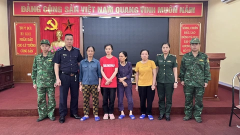 Bắt 4 phụ nữ giấu tiền trong người mang sang Trung Quốc - Ảnh 2.