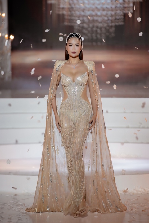 Hoàng Thùy đẹp tựa nữ thần trong thiết kế của Chung Thanh Phong - Ảnh 5. Chung Thanh Phong - Ảnh 5.