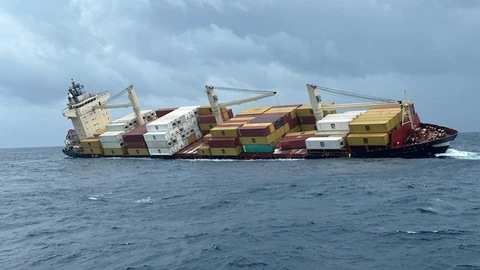 Chìm tàu hàng ngoài khơi Ấn Độ, lo ngại tràn hóa chất cực độc ra biển - Ảnh 1. ấn độ - Ảnh 1.