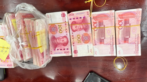 Bắt 4 phụ nữ giấu tiền trong người mang sang Trung Quốc - Ảnh 1.