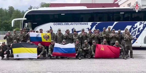 Nga tố Ukraine dùng drone tấn công dữ dội trực thăng chở ông Putin - Ảnh 2. Nga tố Ukraine dùng drone tấn công trực thăng chở ông Putin - Ảnh 2.