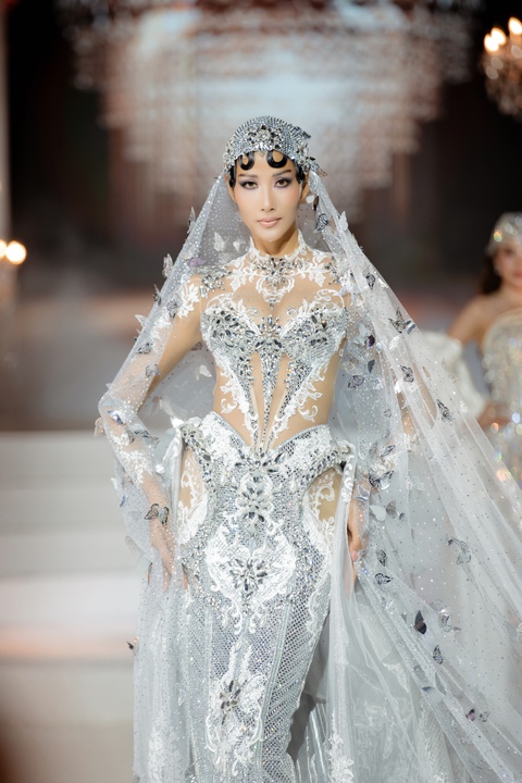 Hoàng Thùy đẹp tựa nữ thần trong thiết kế của Chung Thanh Phong - Ảnh 3. Hoàng Thùy đẹp tựa nữ thần trong thiết kế của Chung Thanh Phong - Ảnh 3.