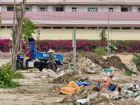 Đất dự án đô thị bị 'biến' thành bãi đổ chui xà bần - Ảnh 3.