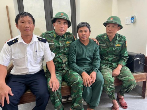 Vụ lật tàu than ở biển Vũng Áng: Cứu được toàn bộ các thuyền viên - Ảnh 1.