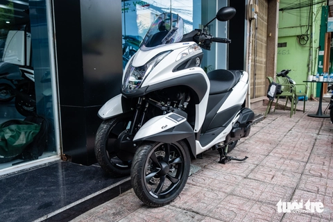 Yamaha Tricity 155 về Việt Nam: Bánh kép phía trước cho người người thích 'độc lạ', giá quy đổi từ 103 triệu đồng- Ảnh 5. Yamaha Tricity 155 dáng lạ về Việt Nam, phanh đỗ như ô tô, giá quy đổi trên trăm triệu - Ảnh 4.