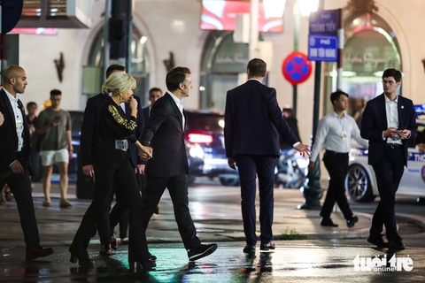 Tổng thống Pháp Macron và Phu nhân dạo bộ giữa Hà Nội, bắt tay thân mật với người dân - Ảnh 1.