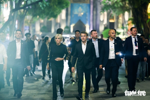 Tổng thống Pháp Macron và Phu nhân dạo bộ giữa Hà Nội, bắt tay thân mật với người dân - Ảnh 11.