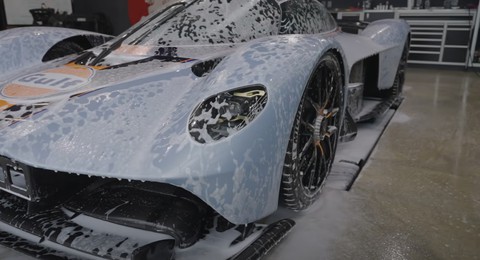 Vệ sinh siêu xe Aston Martin Valkyrie, chuyên viên được dặn không được bấm 2 nút này - Ảnh 9.