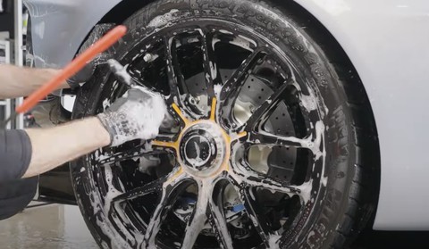 Vệ sinh siêu xe Aston Martin Valkyrie, chuyên viên được dặn không được bấm 2 nút này - Ảnh 10.