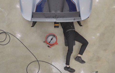 Vệ sinh siêu xe Aston Martin Valkyrie, chuyên viên được dặn không được bấm 2 nút này - Ảnh 6.