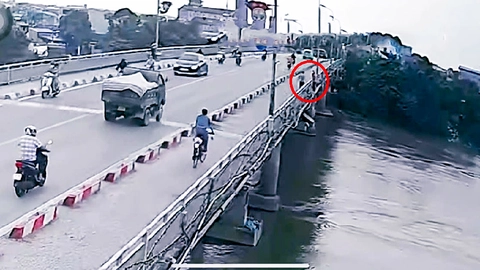 Cô giáo dũng cảm lao xuống dòng nước xiết cứu nữ sinh nhảy cầu - Ảnh 1.
