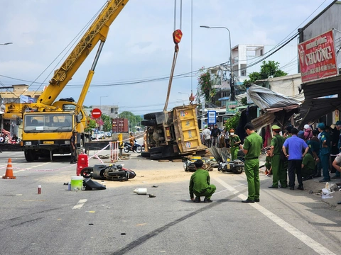 Tai nạn xe tải tông xe máy nằm la liệt: Người tử vong là chủ tiệm tạp hóa - Ảnh 5.