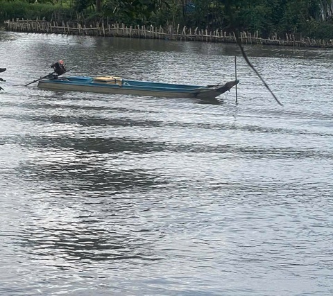 Đò đưa khách sang sông tông vào người đang thả lưới tử vong - Ảnh 1.